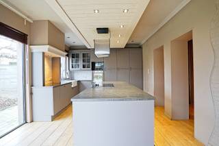 Bij het binnenkomen van deze open bebouwing voel je direct een aangename een gezellige sfeer. Overal volle parket, een badkamer & keuken afgewerkt...