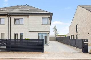 In de gegeerde woonwijk Smeiersberg te Zele bieden wij deze ruime en recente halfopen bebouwing (bouwjaar 2014) aan. De woning is gelegen in een uiterst rustige omgeving met uitsluitend doodlopende straten en een centraal speelplein, ideaal voor gezinnen met kinderen. Bovendien geniet u van een uitstekende bereikbaarheid, op slechts 10 minuten van de E17 en in de onmiddellijke nabijheid van scholen, winkels en supermarkten.<br /><br />Met een bewoonbare oppervlakte van maar liefst 264 m² biedt deze instapklare woning alle ruimte die een modern gezin nodig heeft. Via de stijlvolle inkomhal betreedt u een lichtrijke leefomgeving met hoogwaardige afwerkingen en praktische ingemaakte kasten.<br /><br />De volledig uitgeruste keuken vormt het hart van de woning en beschikt over alle hedendaagse comfort, waaronder een oven, microgolfoven, vaatwasser en bordenverwarmer.<br /><br />De woning beschikt over vijf volwaardige slaapkamers en twee badkamers. De ruime master bedroom is voorzien van een ensuite badkamer en een royale dressing. De tweede badkamer beschikt over een luxueus jacuzzi-bad.<br /><br />Buiten geniet u van een gezellige, zuidgerichte tuin, volledig omheind voor maximale privacy en veiligheid. Daarnaast beschikt de woning over een garage met elektrische sectionaalpoort en een elektrische schuifpoort aan de oprit.<br /><br />Technische troeven<br />- Bewoonbare oppervlakte: 264 m²<br />- EPC-label A<br />- Vloerverwarming<br />- Ventilatiesysteem type D<br />- Camerabewaking<br />- Centraal stofzuigsysteem<br />- Elektrische sectionaalpoort<br />- Elektrische schuifpoort<br />- Bouwjaar 2014<br /><br />Bent u op zoek naar een ruime, energiezuinige gezinswoning op een rustige locatie, zonder in te boeten aan bereikbaarheid en comfort? Dan is deze eigendom absoluut een bezoek waard.<br /><br />Vragen of wilt u een bezoek? Contacteer ons dan via felix@uw-huis.be of bel tijdens de kantooruren naar 052463803<br />