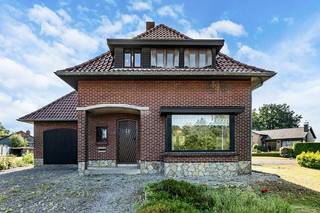Ben je op zoek naar een open bebouwing op een mooi, ruim perceel en steek je graag jouw handen uit de mouwen om dit volledig naar uw smaak te renoveren?<br />Dan is dit huis op de Stationsstraat te Zolder vast iets voor u.<br />Het huis heeft op het gelijkvloers een ruime leefruimte en keuken en boven zijn er drie slaapkamers en een badkamer.<br />Verder is er nog een inpandige garage met berging, een kelder, een zolder en een overdekt terras waar je een mooi zicht hebt op de tuin.<br /><br />Interesse en wil je het huis eens graag bezichtigen? Bel me op het nummer 0491 15 30 43 of mail naar hallo@nielsvastgoed.be <br />Ik help je graag verder.