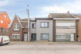 Instapklare woning met tuin in centrum Lede<br /><br />Ben je op zoek naar een woning in Lede met centrale ligging en veel ruimte? Zoek niet verder!<br /><br />Met meerdere slaapkamers, een gedeeltelijk geïnstalleerde keuken en een oostgerichte tuin biedt deze woning alle comfort die je zoekt.<br /><br />Indeling van de woning:<br />Gelijkvloers:<br />- Inkomhal<br />- Leefruimte met veel lichtinval<br />- Eetplaats<br />- Keuken <br />- Berging<br />- Apart toilet<br /><br />Eerste verdieping:<br />- Nachthal<br />- 2 Slaapkamers<br />- Badkamer (douche en ligbad, toilet)<br /><br />Tweede verdieping:<br />- Zolderruimte met vaste trap<br /><br />Troeven:<br />- Wandelafstand centrum Lede en station<br />- Bewoonbare oppervlakte van 153 m²<br />- Dubbele beglazing en PVC ramen<br />- Verwarming via moderne gaskachels en stookolie <br />- Parkeerruimte achteraan het perceel <br /><br />Bij Albert kom je thuis!<br /><br />Bekijk alle details en boek uw bezoek via deze link: