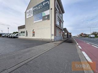 Op zoek naar een vlot bereikbaar kantoor op een commerciële topligging? Deze kantoorruimte in Kuurne geniet van een uitstekende visibiliteit, vlak aan de ring van Kortrijk.<br /><br />De kantoorruimte heeft een totale oppervlakte van 101 m² en is praktisch ingedeeld met drie aparte kantoorruimtes, een keuken en een berging. Dankzij de functionele indeling is het pand ideaal voor vrije beroepen, dienstverlening of administratieve activiteiten.<br />Bovendien is er ruime parkeergelegenheid in de directe omgeving, wat extra comfort biedt voor zowel medewerkers als bezoekers.<br /><br />Troeven van deze kantoorruimte:<br />- Topligging nabij de ring van Kortrijk<br />- Uitstekende zichtbaarheid en bereikbaarheid<br />- Totale oppervlakte van 101 m²<br />- Drie afzonderlijke kantoorruimtes<br />- Keuken en berging aanwezig<br />- Ruime parkeermogelijkheden in de buurt<br /><br />Interesse in deze veelzijdige kantoorruimte? Neem gerust contact op voor meer informatie of een bezoek ter plaatse.