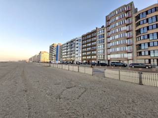 Cet appartement lumineux et prêt à emménager est situé dans un emplacement de premier choix sur la digue de Heist, offrant une vue dégagée et...