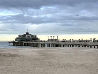 Op een absolute topligging aan de dijk, vlak bij de iconische Pier van Blankenberge, bevindt zich dit lichtrijke hoekappartement met twee...