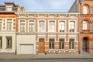 Deze exclusieve herenwoning werd hoogwaardig gerenoveerd met respect voor haar authentieke charme, gecombineerd met alle hedendaagse technieken...