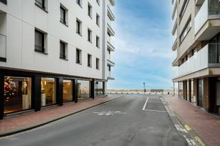 Ontdek dit prachtig gerenoveerde appartement gelegen op de 3de verdieping in de standingvolle residentie Drakkar. Het appartement geniet van een uitstekende ligging nabij de Kustlaan en het Driehoeksplein, en combineert hedendaags wooncomfort met een toplocatie aan zee. Het appartement bevindt zich in een centrale en commerciële omgeving met een vlotte bereikbaarheid van winkels, restaurants en diverse ontspanningsmogelijkheden.<br />Indeling van het appartement: inkomhal met vestiaire, eetkamer, volledig ingerichte keuken, aangename leefruimte met zijdelings zeezicht, drie slaapkamers, badkamer, afzonderlijk toilet en privatieve kelderberging. Achteraan is er een terras.<br />Het mooie meubilair is inbegrepen. 