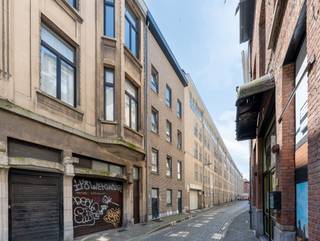 <p><span>Dit studentengebouw is gelegen in de Universiteitsbuurt van de Universiteit Antwerpen en omvat 4 studentenstudio's en 3 studentenkamers. </span></p><p><span> </span></p><p><span>De studentenstudio's beschikken over een eigen keuken en badkamer, de studentenkamers delen een keuken maar hebben wel hun eigen badkamer.</span></p><p><span> </span></p><p><span>Huuropbrengst voor academiejaar 2026-2027: €55.200/jaar.</span></p><p><span> </span></p><p><span>Voor meer informatie kan u steeds contact opnemen via hello@peppertree.be. </span></p><p><span> </span></p><p><span> </span></p>