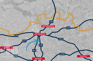 Deze verharde site is uitstekend gelegen en  beschikt over een ruime magazijn van 7.500 m², ideaal voor diverse industriële activiteiten.<br /><br />Dankzij de uitstekende ligging tussen de E19 en A12, heeft de site een perfecte bereikbaarheid naar Antwerpen, Brussel, Gent, de haven van Antwerpen en de terminal in Willebroek. Dit maakt het een ideale locatie voor bedrijven die een centrale positie in Vlaanderen zoeken.<br /><br />De magazijnen zijn uitgerust met een vrije hoogte van 7,6 meter, sectionale poorten, lichtstraten en voldoende parkeermogelijkheden. Tevens beschikt de site over twee hoogspanningscabines van 1.000 KVA en 400 KVA, wat de ruimte ideaal maakt voor industriële toepassingen.<br /><br />Contacteer <strong>PANORAMA B2B</strong> voor bijkomende inlichtingen of een vrijblijvend plaatsbezoek<strong> 0477 91 10 00 </strong>