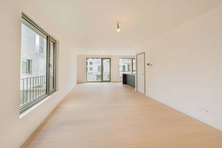 <p>Droom je van een splinternieuw appartement zonder de gebruikelijke wachttijden van een nieuwbouwproject? Dan is dit volledig afgewerkte en onmiddellijk beschikbare nieuwbouwappartement van 118 m² precies wat je zoekt. Hier geniet je van alle voordelen van nieuwbouw – energiezuinigheid, hedendaags comfort en kwalitatieve afwerking – zonder bouwstress of lange oplevertermijnen.</p><p>Gelegen aan de bosrand, in een rustige en autoluwe woonomgeving, biedt dit ruime appartement een unieke combinatie van groen wonen en een uitstekende bereikbaarheid. De lichtrijke leefruimte met grote raampartijen creëert een aangenaam gevoel van ruimte en biedt een mooi uitzicht op de omliggende natuur. De open indeling zorgt voor een vlotte verbinding tussen wonen, koken en ontspannen.</p><p>Het appartement beschikt over twee volwaardige slaapkamers, een stijlvolle badkamer en een praktische berging. Dankzij de hoogwaardige afwerking en energiezuinige technieken ben je verzekerd van een duurzaam en comfortabel thuis met lage energiekosten.</p><p>De ligging vormt een absolute meerwaarde. Omringd door parkgroen, wandelpaden en de nabijgelegen bosrand geniet je dagelijks van rust en natuur, terwijl winkels, scholen, openbaar vervoer en belangrijke verbindingswegen zich op korte afstand bevinden.</p><p>Extra comfort wordt voorzien door de ondergrondse parkeergarage. Een ondergrondse autostaanplaats dient afzonderlijk aangekocht te worden, zodat de bovengrondse omgeving groen, veilig en autoluw blijft.</p><p>Ben je op zoek naar een instapklare nieuwbouwwoning waar je meteen kunt intrekken? Contacteer ons voor meer informatie of een bezoek aan dit unieke appartement in Mechelen.</p>