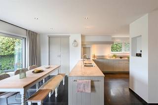 Deze ruime en uitstekend onderhouden villa biedt talloze mogelijkheden en ligt ideaal in een rustige, groene wijk van Duffel, op wandelafstand...