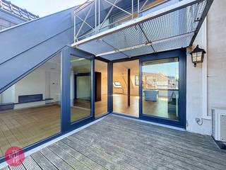 Altijd willen genieten van het prachtige Mechelen en wonen op een buitengewone locatie?<br />Deze prachtige duplex loft te huur in Mechelen is zeer stijlvol ingericht met authentieke elementen en afgewerkt met kwaliteitsvolle materialen.<br /><br />Indeling:<br /><br />Gelegen op de 3de verdieping:<br /><br />- mooie leefruimte met parket en gashaard<br />- luxe keuken met alle voorzieningen en ingebouwde Tv<br />- aansluitende ruim privé terras van 30m² groot<br />- apart toilet<br />- bergruimte met alle voorzieningen voor was en droogkast<br /><br />via de open trap kom je op de bovenste verdieping<br />- 3 slaapkamers, waarvan 1 masterbedroom met terras<br />- ruime badkamer in Engelse stijl met losstaand bad en aparte douche<br />- maandelijkse gemeenschappelijke kosten zijn € 250 (provisie)<br /><br /><br />Wat een luxe en dit op een toplocatie met zicht op de Sint-Romboutstoren!<br /><br />In 2018 werd een airco geplaatst in de leefruimte en de masterbedroom.<br />Het gebouw is voorzien van een lift en 2 traphalen.<br /><br />Bij de huurprijs is een openstaanplaats voorzien in de garage van dit gebouw. Deze is toegankelijk met een badge systeem. <br /><br />De binnentuin is een oase van rust.<br /><br />Wil je een bezoek inplannen en dit gezellig appartement zelf ontdekken? <br />Aarzel dan niet om een bezoekaanvraag in te dienen via Dewaele.com via de daar voorziene rode balk.