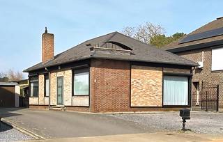 Voor een afspraak bel Kim 0473 72 33 62.<br /><br />Te renoveren gelijkvloerse prefab woning OB met 3 slaapkamers op een grondoppervlakte van 1481ca.<br />Deze woning staat aan de verbindingsweg van Heusden-Zolder naar Lummen in het gehucht Genenbos.<br />Op minder dan 500 meter heb je de kleuter-en lagere school en de kinderopvang.<br />Verder vind je in de onmiddelijke omgeving een apotheker, dokter, frituur en bakker.<br /><br />Op 5 minuutjes rijden kom je in het centrum van Lummen met zijn winkels, supermarkten, kleuter -lagere en middelbare school, kinderopvang, het bussenknooppunt en alle sportaccomodatie.<br /><br />Ook de op -en afritten E313/E314 zijn op minder dan 5 minuutjes rijden.<br /><br />INDELING<br />Via de inkomhal kom je in de leefruimte met veel lichtinval. Vanuit de leefruimte kan je naar de keuken met afwasmachine en koelkast. Aan de nachthal heb je de wasruimte, badkamer (met inloopdouche)en 3 slaapkamers.<br />vanuit de veranda van 15m² kan je rustig genieten van de ruime tuin.<br /><br />Ramen: hout met dubbel glas.<br />Verwarming op aardgas.<br /><br />EPC label E.<br /><br />Alle documenten zijn te raadplegen op onze website www.immobennysimons.be