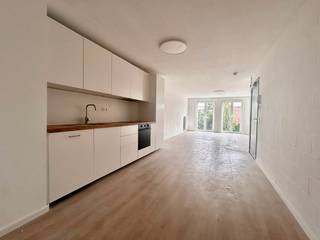 IN OPTIE! Op zoek naar een instapklare duplex? Zo eentje met twee slaapkamers, een gezellig dakterras en centraal gelegen? Wel... kijk goed... want, dit is misschien het appartement dat u zoekt! <br /><br />Volledig gerenoveerd, gelegen op de tweede en derde verdieping van een verzorgd, kleinschalig gebouw in de Lange Lobroekstraat 161 te Antwerpen.<br />Het appartement heeft een oppervlakte van ca. 107 m² en beschikt over een aangenaam dakterras.<br />Indeling: Ruime leefruimte, volledig nieuwe geïnstalleerde keuken<br />2 slaapkamers, geïnstalleerde badkamer en gezellig terras<br /><br />Het appartement wordt momenteel grondig en volledig gerenoveerd en is bijna instapklaar, met een moderne en frisse afwerking. <br /><br />Beschikbaar: begin / half juni 2026<br />🤞 Huurprijs: €1125/maand, Algemene kosten: €50/maand, Nutsvoorzieningen: individueel<br /><br />Voor meer info:📞 03 203 02 02 📧 immo@sidimex.be<br /><br />#sidimex #vastgoed #tehuur#verhuur #antwerpen #realestate #pandentehuur#ontwikkelen #makelaar #sidimeximmobiliën #bijonszituvastgoed #investeren #bijonszituvastgoed