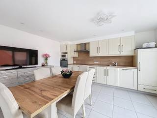 Deze instapklare woning, volledig gerenoveerd in 2023, biedt een doordachte indeling en hedendaags wooncomfort. Het gelijkvloers beschikt over een ruime hal die toegang geeft tot drie ruime slaapkamers, waarvan één met toegang tot de binnentuin met praktische tuinberging. De badkamer is uitgerust met een ruime inloopdouche, lavabo en aansluiting voor wasmachine. Daarnaast is er een apart gastentoilet en een praktische kelder.<br />Een vierde kamer, momenteel ingericht als praktijkruimte en ook bereikbaar via de tuin, maakt deze woning bijzonder geschikt voor een vrij beroep, thuispraktijk of multifunctionele ruimte.<br />De onderhoudsvriendelijke tuin met pergola vormt een aangename buitenruimte. De afgesloten oprit biedt plaats aan twee wagens.<br />Op de 1ste verdieping bevindt zich een ruime en lichtrijke leefruimte met zit- en eethoek, aansluitend aan de open, volledig geïnstalleerde keuken. Via een trapluik bereik je de bergzolder. Een veelzijdige woning met een mooie balans tussen wonen, werken en ontspannen.<br /><br />Extra troeven:<br />
<ul>
<li>airco</li>
<li>regenwaterput</li>
<li>rolluiken</li>
<li>instapklaar</li>
</ul>
<br /><span>Deze woning is te koop ZONDER makelaar via het concept van Smart Houses! Wenst U verdere inlichtingen of bezoek? Contacteer rechtstreeks de eigenaar via 0460/96.98.55</span>