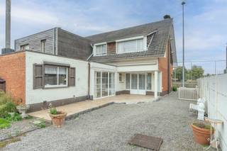 <strong>Zeer nette charmante woning</strong> <strong>met 3 slaapkamers op 579 m²</strong><br /><br /><strong>Gunstig gelegen</strong> in doodlopende straat, aan sportveld SKS Oosthoven, met een vlotte bereikbaarheid naar winkels, openbaar vervoer, scholen, de Ring en autostrade E34<br /><br />Deze <strong>degelijke en verzorgde woning</strong> bestaat uit een inkomhal, een zeer lichte leefruimte met kachel op tegelvloer en afzonderlijke keuken met zonnige ontbijthoek. De keuken werd uitgerust met een koelkast, oven, dubbele wastafel en natuurstenen blad.<br /><br />Aansluitend hieraan een gastentoilet, een ruime wasplaats/berging en toegang naar de droge kelder.<br /><br />Op de eerste verdieping treffen we 2 grote slaapkamers en 1 kleinere alsook de badkamer die bestaat uit een bad en wastafel.<br /><br />Aansluitend aan de woonkamer een overdekt terras op het zuidwesten. <br /><br />De tuin is volledig afgemaakt en hier werd een volledig<strong> vergunde garage met werkplaats gebouwd van +/- 44 m².</strong><br /><br />Een <strong>diepe tuin met serre achteraan</strong> biedt de nodige privacy.<br /><br />De woning is te renoveren naar de hedendaagse normen. Renovatieplicht van toepassing (F label)<br /><br /><strong>Bijzonderheden:</strong><br />-zeer netjes onderhouden<br />-erg lichte woning<br />-grote vergunde garage van 44 m²<br />-tuin op het ZW