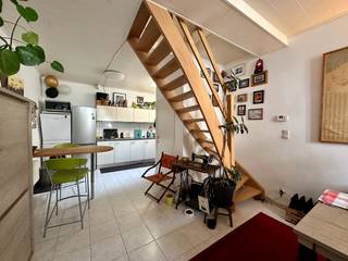 <strong>PLAN UW BEZOEK ONLINE VIA ONZE WEBISTE: www.immoboss.be</strong><br /><br />Goedgelegen woning in het Rabot in de onmiddellijke nabijheid van winkels, scholen en openbaar vervoer.<br />Deze rijwoning (bewoonbare oppervlakte: 70 m<sup>2</sup>) beschikt op het gelijkvloers over een leef- woonruimte met open keuken en apart toilet. Het eerste verdiep omvat een slaapkamer ( op de foto's ingericht als woonkamer) en een badkamer met douche, lavabo, toilet + aansluiting voor wasmachine. De zolderruimte omvat een 2de slaapkamer.<br /><br />Huurprijs: € 700/maand<br />Onmiddellijk beschikbaar!<br />Domicilie verplicht<br />EPC: 323 kWh/m<sup>2 </sup>(Label D)<br /><br /><strong>PLAN UW BEZOEK ONLINE VIA ONZE WEBISTE: www.immoboss.be</strong>