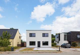 Meer info en een bezoek (bezoekdag op 3 oktober - namiddag): gelieve te bellen naar 0485/321.842<br />Net buiten het dorp van Zaffelare bevindt zich deze alleenstaande en recent vernieuwbouwde woning. Het huis geniet van een maximale bewoonbare oppervlakte door de 2 volle bouwlagen. Zo is er op het gelijkvloers een grote woonkamer waarbij de ramen zowel op het oosten, zuiden als westen uitkijken, een grote bijkeuken/wasplaats, een apart toilet, een speelkamer die evenwel dienst kan doen als praktijk/slaapkamer/kantoor, een keldertje en een voutekamer die ingericht is als bureauruimte. Boven zijn er 4 mooie slaapkamers, een apart toilet en een mooi ingerichte badkamer met ligbad, inloopdouche en dubbele lavabo. Een grote troef doorheen het huis is het uitzicht op de grote eigen tuin, maar ook op het achterliggende, uitgestrekte groen. Andere voordelen van een recente verbouwing zijn o.m.: een EPC A label, blanco keuring van de elektriciteit, 6480Wp aan zonnepanelen en een thuisbatterij van 10 kWh , een regenwaterput, gescheiden riolering, ... De ruime gezinswoning is na een schilderbeurt perfect instapklaar zonder zorgen. Er is een apart garagegebouw met 2 automatische sectionaalpoorten en een deur, dit gebouw kan mooi afgewerkt worden met crepi zoals op de woning, houten sidings of andere. Het terras met zicht op de grote tuin, het volwassen groenscherm rondom én de mogelijkheid om een kleine weide van 800m2 bij te huren, maken het geheel nog meer bijzonder.