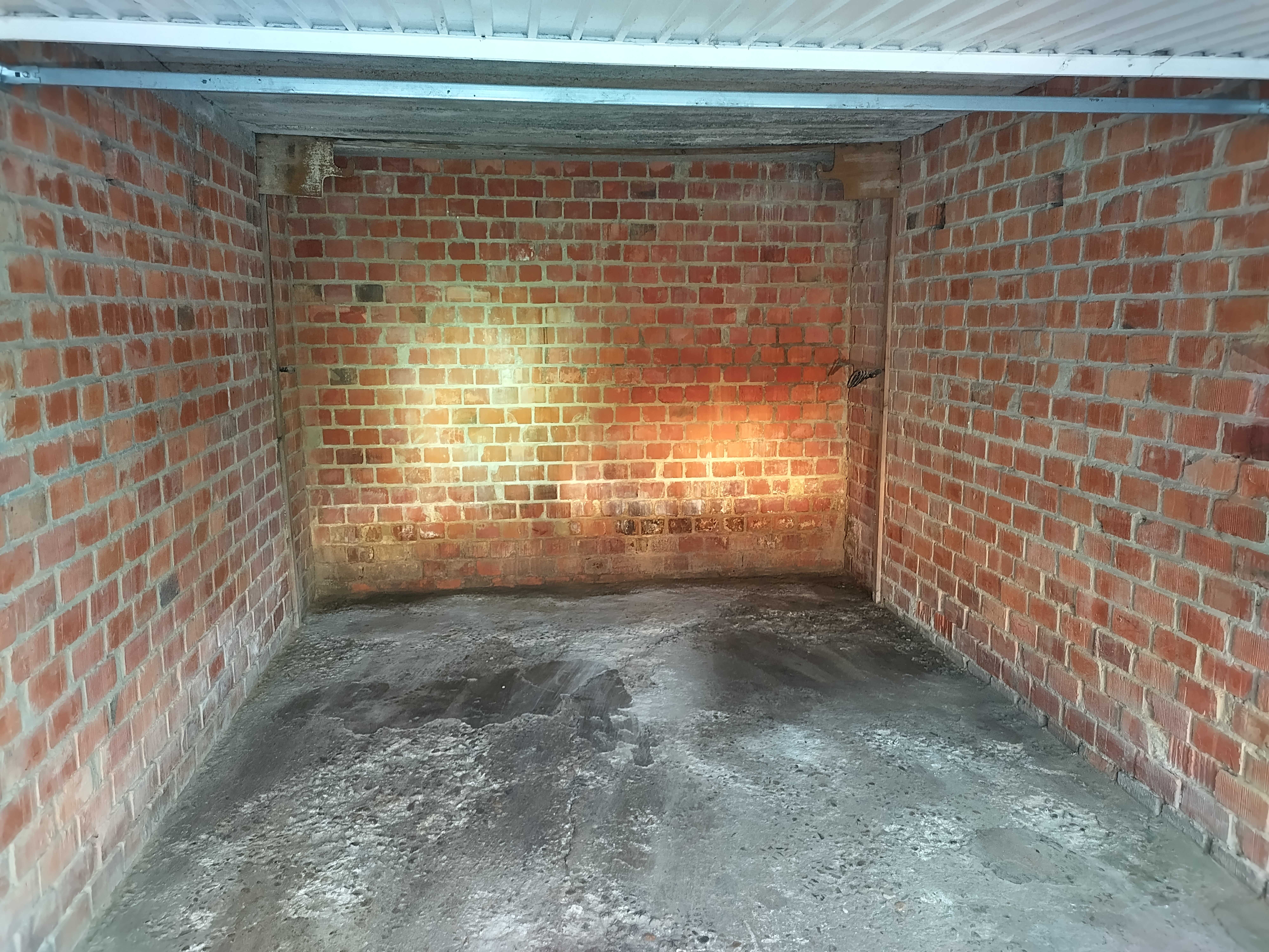 Garagebox te huur te Boekveldstraat in WilrijkOnmiddellijk beschikbaarAfmetingen garage: 2,9m breed x 4,7m lang - 1,9m hoogBezichtigen mogelijk na...