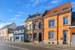 Volledig gerenoveerde woning (2019), instapklaar en met een uitstekende combinatie van comfort, energiezuinigheid en een zeer praktische ligging.<br />Op wandelafstand van winkels, school en station, met een bushalte voor de deur en een vlotte verbinding naar de autosnelweg.<br /><br />De woning bestaat uit een woonkamer, een volledig uitgeruste open keuken, 3 slaapkamers waarvan één van 22 m² en 2 badkamers. Daarnaast zijn er een terras, tuin, kelder en zolder.<br /><br />EPC: B (166 kWh/m²), 11 zonnepanelen met thuisbatterij voor lagere energiekosten<br />Centrale verwarming op aardgas (condensatieketel 2024)<br />PVC ramen met dubbele beglazing.<br />Elektriciteit conform tot 2035<br />De woning is asbestvrij<br />Ideale instapklare woning voor een gezin of als eerste aankoop.<br /><br />Stedenbouwkundige inlichtingen beschikbaar op kantoor.