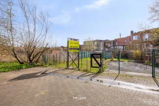 Middenin de rustige en aangename regio in Zwijndrecht ligt deze bouwgrond van 145 vierkante meter, perfect voor wie droomt van een eigen plekje...