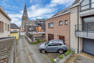 <p>Nabij het centrum van Liedekerke bevindt zich dit aangename gelijkvloers appartement met een bewoonbare oppervlakte van 69 m². Scholen, winkels, horeca en openbaar vervoer liggen in de onmiddellijke nabijheid, wat zorgt voor een vlotte bereikbaarheid en een comfortabele woonomgeving.</p><p>Het appartement omvat een inkomhal, een lichtrijke living, een keuken, een praktische berging, één slaapkamer en een badkamer voorzien van douche, lavabo en toilet. Verder beschikt het appartement over een overdekt terras en een ruime tuin, ideaal om rustig buiten te genieten.</p><p><strong>Huurprijs:</strong> € 750/maand<br /><strong>Beschikbaarheid:</strong> bespreekbaar</p>