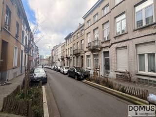 - BEL SUREYYA VOOR EEN BEZOEK 0485/867926 -
Gelegen in de Lefrancqstraat 40 bevindt zich dit opbrengstgebouw bestaande uit 2 volwaardige appartementen, elk voorzien van alle comfort en voorzieningen. Op het gelijkvloers geniet u van een gezellige binnenkoer, ideaal om tot rust te komen.
Dankzij de centrale ligging nabij winkels, openbaar vervoer en invalswegen is dit pand een uitstekende investering met sterk verhuurpotentieel.