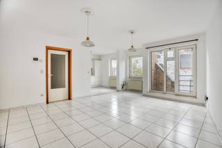Voor wie op zoek is naar een woonst die hij volledig naar eigen smaak kan renoveren, is dit appartement met 2 slaapkamers in het hart van Tongeren...