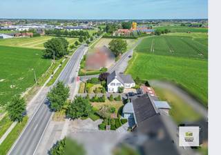 Gelegen op een goede zichtlocatie op een perceel van 1056 m2 op 1,5 km van het centrum van Wingene. Het bijgebouw kan gebruikt worden voor...