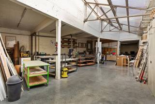 Zeer ruim magazijn van ca. 360 m², verdeeld over twee verdiepingen in het hart van 2060.
Het magazijn geniet van veel natuurlijke lichtinval en is momenteel verhuurd, wat het ook interessant maakt als investering. Het gelijkvloers heeft een oppervlakte van 224m² en het is voorzien van een hoge, automatische poort en is er in de doorgang naar het magazijn plaats voor minstens twee wagens te parkeren.
Met een trap kan je naar de eerste verdieping met een oppervlakte van 136m², dit verdiep wordt momenteel gebuikt als atelier voor een kunstenaar, aan de achterkant is nog een ruimte dat is ingericht als keuken.
Bijzonderheden:
- Centrale ligging
- 360m²
- Elektriciteit conform
Wg, Vg, Vkr, Gvv, Niet gelegen in overstromingsgevoelig gebied
Op voorbehoud van opsplitsing