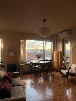 LICHTRIJKE STUDIO OP TOPLOCATIE IN HARTJE ANTWERPEN
Ruime (50m²) en lichtrijke studio gelegen op de 5de verdieping van een goed onderhouden gebouw. Dankzij de zuidelijke ligging geniet je van veel natuurlijke lichtinval en namiddag- en avondzon.
De studio is centraal gelegen, vlak bij de gezellige Theaterbuurt en de Meir. Een praktische locatie met winkels, restaurants en openbaar vervoer op wandelafstand.
De open keuken is uitgerust met alle nodige toestellen: een kookplaat, vaatwasser, koelkast, diepvries en oven.
De studio beschikt daarnaast over een kelderberging en een gemeenschappelijke fietsenstalling.
extra troef: Openbare bewoners parking voor de deur.