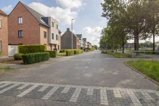 <p><span>Bouwgrond van 360 m² voor halfopen bebouwing te St. Antonius. </span></p><p><span> </span></p><p><span>Bouwgrond voor een traditionele HOB met </span></p><p><span> </span></p><p><span>Voorschriften</span><span>: </span></p><p><span> </span></p><p><span>- Half open bebouwing. </span></p><p><span>- Zadeldak en plat dak. </span></p><p><span>- Garage op min. 5 m uit de voorgevelbouwlijn, kroonlijst 3 m met plat dak. </span></p><p><span>- Woning aanleunend tegen het huis van de buren en aan de andere kant 3 m van de perceelsgrens. </span></p><p><span>- Diepte woning: Gelijkvloers max. 17 m, 1ste verdieping max. 13 m en zolderverdieping op max. 9 m. </span></p><p><span>- Breedte woning: Tot 3 m van de perceelsgrens dus ca. 6 m breed. </span></p><p><span>- Totale bewoonbare opp. : Gelijkvloers (17 x 6 = 102 m²), 1ste verdieping (13 x 6 m = 78 m²) en dakverdieping (9 x 6 m = 54 m). </span></p><p><span> </span></p><p><span>Stedenbouwkundige inlichtingen: geen vergunning aanwezig, verkavelingsvergunning, geen voorkooprecht, geen maatschappelijke herstelmaatregel opgelegd, woongebied. </span></p>