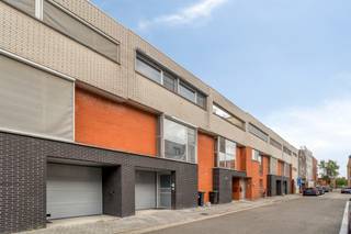 <p>Ruime gezinswoning met garage aan de stadsrand van Mechelen.</p>
<p> </p>
<p>Deze woning combineert een praktische indeling met veel natuurlijk licht dankzij de grote raampartijen. De woning bevindt zich in een aangename woonkern nabij openbaar vervoer, het treinstation en belangrijke invalswegen, wat zorgt voor een vlotte bereikbaarheid. Met drie slaapkamers, een bureel en een garage biedt deze ééngezinswoning alle ruimte voor comfortabel wonen. De functionele indeling maken het geheel extra aangenaam voor gezinnen of wie graag ruim woont. Bovendien beschikt de woning over een gunstig EPC-label B.</p>
<p> </p>
<p>Belangrijkste ruimtes:<br />• Inkomhal met toegang tot de verschillende leefruimtes<br />• Lichtrijke woonkamer met grote raampartijen<br />• Keuken met oven, microgolfoven, koelkast, elektrische kookplaat, dampkap, vaatwasser en dubbele spoelbak<br />• Praktisch bureel geschikt voor thuiswerk of hobbyruimte<br />• Toilet<br />• Garage met directe toegang tot de woning<br />• Kelder met aansluiting voor wasmachine<br />• Nachthal<br />• Berging met verwarmingsketel<br />• Drie slaapkamers<br />• Extra toilet</p>
<p> </p>
<p>Troeven:<br />• Ruime ééngezinswoning met praktische indeling<br />• Grote raampartijen zorgen voor veel lichtinval<br />• Garage en vlotte bereikbaarheid nabij station en invalswegen</p>