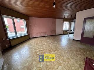 <p><span>Te renoveren hoekwoning met grote kelder, 2 slaapkamers en 2 garages, gelegen op wandelafstand van winkels, school en openbaar vervoer.</span></p><p><span> </span></p><p><span>Beschrijving</span></p><p><span> </span></p><p><span>-1: grote kelder</span></p><p><span>GLVL: inkomhal, living met veel lichtinval,  open keuken, toilet, berging/wasplaats, kleine garage en grote garage/magazijntje</span></p><p><span>+1: 2 slaapkamers, badkamer met ligbad, apart toilet (vroegere badkamer)</span></p><p><span> </span></p><p><span>Troeven:</span></p><p><span> </span></p><p><span>+ hoekwoning met veel lichtinval</span></p><p><span>+ centrale ligging</span></p><p><span>+ twee garages</span></p><p><span>+ grote kelder</span></p><p><span>+ asbestveilig</span></p><p><span> </span></p><p><span>Deze woning is onderworpen aan de renovatieverplichting van de Vlaamse overheid voor residentiële gebouwen.</span></p><p><span> </span></p><p><span>Kom niet 'TE LAET' en maak een afspraak via <span>info@immodelaet.be</span></span><span> of 03/644.00.88</span></p><p><span> </span></p><p><span> </span></p>