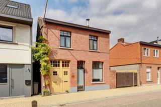 Deze ruime en verzorgde woning bevindt zich vlakbij het bruisende centrum van Kapellen en alle winkels, openbaar vervoer, park,...De woning...