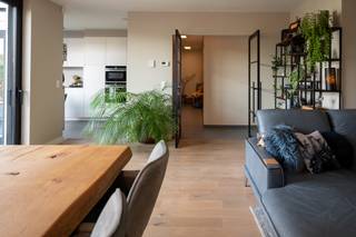 Dit prachtig afgewerkte appartement op de eerste verdieping is het grootste van het gehele gebouw. <br />Maar liefst 158 m2, drie ruime slaapkamers en hoogwaardige afwerking. Een pareltje! <br />U komt binnen in een ruime inkomhal met gastentoilet en berging. Van hieruit toegang middels een mooie glazen deur naar de ruime living met aanpalend een moderne volledig uitgeruste keuken. Een groot balkon te betreden vanaf de keuken en living. De badkamer is zeer ruim met ligbad en aparte douche, verder hier een mooi lavabo en 2de toilet. Een grote berging voor uw wasmachine en droogkast. Een extra berging in de hal voor voorraad. Drie ruime slaapkamers met veel licht. Hier voor de ramen zonnescreens. In de slaapkamers en living mooie parketvloeren. Een zeer fijn appartement voor wie luxe en comfort belangrijk vind. Beneden in de kelder is nog een extra berging. Hier ook twee garagestaanplaatsen verplicht aan te kopen aan 30.000 EUR.<br />Supermarkt, bakker naast de deur. Dokter, apotheek, andere winkels op loopafstand. <br />Gemeenschappelijke kosten 152, 25 EUR per maand. (blokpolis, onderhoud lift, schoonmaak, onderhoud garagepoort etc) <br />EPB BOUW E-PEIL 61. Ventilatiesysteem. Elektrische keuring conform. Alarm aanwezig.<br />Zeker de moeite waard om een bezoek te brengen! <br />Interesse in een bezoekje, bel Chantal 0468/156151 of e-mail naar chantal@domus-immobilien.be. 