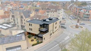 <p>Modern appartement te huur in het centrum van Veurne, vlak bij openbaar vervoer, het station en het ziekenhuis.</p>
<p> </p>
<p>Dit appartement combineert hedendaags wooncomfort met een centrale ligging in Veurne. Dankzij het bouwjaar 2026 geniet u van een energiezuinige en moderne woonomgeving met kwalitatieve afwerking. De lichtrijke woonkamer sluit mooi aan op het terras van 10 m², ideaal om buiten te genieten. De uitgeruste keuken biedt alle hedendaagse comfort met onder meer een inductiekookplaat, oven, microgolfoven, vaatwasser en dubbele spoelbak. Bovendien beschikt het appartement over een extra bureelruimte, ideaal voor thuiswerk of hobbyruimte.</p>
<p> </p>
<p>Mogelijkheid tot het bijhuren van een garage voor €99.</p>
<p> </p>
<p>Belangrijkste ruimtes:</p>
<p>• Inkomhal met vlotte toegang tot de verschillende ruimtes</p>
<p>• Lichtrijke woonkamer met aansluiting naar het terras</p>
<p>• Volledig uitgeruste keuken met moderne toestellen</p>
<p>• 2 Slaapkamers</p>
<p>• Badkamer met inloopdouche en enkele wastafel in meubel</p>
<p>• Apart toilet</p>
<p>• Praktische berging</p>
<p>• Extra bureelruimte voor thuiswerk of polyvalent gebruik</p>
<p>• Terras van 10 m²</p>
<p> </p>
<p>Troeven:</p>
<p>• Nieuwbouwappartement van bouwjaar 2026</p>
<p>• Centrale ligging nabij station, ziekenhuis en openbaar vervoer</p>
<p>• Extra bureelruimte en modern uitgeruste keuken</p>
<p> </p>
<p>Neem vandaag nog contact op met je ERA-makelaar voor meer informatie of een bezoek.</p>
<p>AANMELDEN VIA DE ERA WEBSITE !</p>
<p>JOUW DROOMAPPARTEMENT. ZO GEVONDEN!</p>