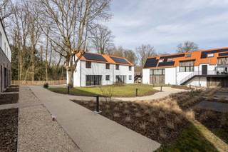 Deze energiezuinige nieuwbouwwoning is gelegen in project Hoezebeekhoeve en bestaat uit een grote en lichtrijke leefruimte met open keuken, berging, toilet, 3 slaapkamers en een badkamer met douche, dubbele wastafel en ligbad. Buiten is er een privéterras van 11m2 voorzien. Mogelijkheid tot aankoop van een overdekte staanplaats. Deze woning voldoet aan de laatste nieuwe normen mbt energie en ventilatie. Buiten is er een prachtig aangelegde gemeenschappelijke tuin van 700 m2. Dit is een pand voor de meerwaardezoeker!