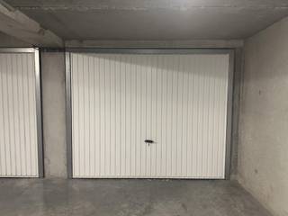Gesloten garagebox te koop te Middelkerke, Warande 30, op wandelafstand van het centrum en de Zeedijk.Afmetingen: Hoogte: 2.03mDiepte:...