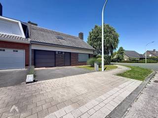 <p>Energiezuinige halfopen bebouwing in een residentiële omgeving bestaande uit een inkomhal met afzonderlijk toilet, ruime lichtrijke leefruimte met eet-en zithoek, recent vernieuwde keuken met eiland en eetplaats, koele berging, droge kelder, garage met sectionale poort met ruime was/bergplaats en een leuke tuin met aangelegde terrassen. Op het verdiep is een nachthal die toegang biedt aan 3 volwaardige slaapkamers, ingerichte badkamer (douche, lavabomeubel en toilet) en een luik naar de bergzolder.</p>
<p></p>
<p>Extra troeven:</p>
<ul>
<li>Energiezuinig</li>
<li>Dubbele beglazing (aluminium) + elektrische rolluiken</li>
<li>Regenwaterput</li>
<li>Private oprit voor 2 wagens</li>
<li>Rustige en kindvriendelijke omgeving</li>
<li>In de nabijheid van scholen, winkels en openbaar vervoer.</li>
</ul>
<p></p>
<p>Deze woning is te koop ZONDER makelaar via het concept van Smart Houses! Wenst u verdere inlichtingen of bezoek? Contacteer rechtstreeks de eigenaar via 0485/10.73.48</p>