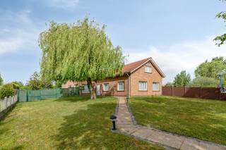 Gelegen in de Vissersstraat te Koksijde, vinden we deze gelijkvloerse villa te koop met ruime tuin op een perceel van maar liefst 2113m². De op te frissen woning bevindt zich in een zijstraat van de Houtsaegerlaan en de Pylyserlaan!Op zoek naar interessante immo te Koksijde? Lees dan zeker verder!INDELING> Gelijkvloers:- Inkomhal met apart toilet- Zonnige leefruimte met houthaard en toegang tot de veranda- Keuken- Berging met aansluiting wasmachine- Nachthal- 3 slaapkamers- Badkamer met douche en lavabomeubel- Inpandige garage met vaste trap naar de zolder> De ruime zolder (191m²) kan eveneens perfect ingericht worden.> Kelder (21m²)> Ruime tuinInteresse in deze woning? Aarzel dan zeker niet contact op te nemen met de dossierverantwoordelijke Yari Devos via 0491 27 21 85 of yari.devos@dewaele.com.Dit pand is onderworpen aan de renovatieverplichting van de Vlaamse overheid voor residentiële gebouwen (behoudens bij sloop binnen 5 jaar na de aankoop). Consulteer voor meer informatie de website van het Vlaams Energie- en Klimaatagentschap via https://www.vlaanderen.be/een-woning-kopen/renovatieverplichting-voor-residentiele-gebouwenBestuursmaatregelen in het maatregelenregister: nee