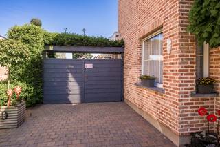 Deze mooie halfopen bebouwing vinden we terug in de Hoogstraat in Kluizen, en dit op een terrein van 321m².De woning werd opgericht in 1953, en werd...