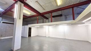 <p><span>Dit magazijn van 259m² grondoppervlakte is gelegen op het Laar te Borgerhout. Via een garagepoort en doorrit, komen we in een polyvalente ruimte van 4m vrije hoogte. Achteraan is er een trap naar de eerste verdieping van ongeveer 135m².</span></p><p><span>Een piece unique qua opslag in deze buurt! Renovatieplicht.</span></p>
