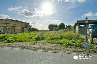 Ontdek de unieke kans om uw droomwoning te realiseren op een schitterend perceel bouwgrond aan de Ruyterhoekstraat 8 in Kortemark. Met maar liefst 1639 m² biedt deze locatie volop ruimte voor het creëren van een luxueuze villa die perfect aansluit bij uw wensen en levensstijl.<br /><br />Troeven van deze bouwgrond:<br />-Gelegen in een rustige straat, omringd door natuur<br />-Vlotte verbinding naar Zarren, Houthulst, Staden en Diksmuide<br />-Winkels, supermarkten en openbaar vervoer in de nabije omgeving<br />-Ruime bouwmogelijkheden: van een moderne villa tot een charmante gezinswoning<br />-Geen bouwverplichting!<br /><br />Ideaal voor het bouwen van een open bebouwing met een ruime tuin.<br /><br />Wenst u meer informatie of een bezoek ter plaatse om het perceel te ontdekken? Aarzel dan niet en neem vandaag nog contact met ons op!<br /><br />De vermelde prijs is een richtprijs. Elk bod, zowel hoger als lager, wordt voorgelegd aan de eigenaar, die zich het recht voorbehoudt om dit te aanvaarden of te weigeren.
