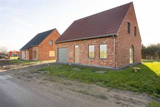 <p><span><strong>6% BTW MOGELIJK | KWALITATIEVE EN ENERGIEZUINIGE WONING MET 4 SLAAPKAMERS EN ZUIDGERICHTE TUIN OP 536 M² IN AARSELE</strong></span><br /><span>In Aarsele, landelijk gelegen langs de Baudeloostraat, centraal tussen Deinze en Tielt, vinden we deze kwalitatieve vrijstaande woning.</span><br /><span>Met een bewoonbare oppervlakte van maar liefst 186m² kan men genieten van een ruime leefruimte met open keuken, aansluitend een inpandige garage met aparte wasplaats, 4 slaapkamers waarvan 1 met dressing en een badkamer met zowel bad als douche.</span><br /><span>De warmtepomp met geothermie en passieve koeling, vloerverwarming en verwarming als airco op de slaapkamers, 12 zonnepanelen, ventilatiesysteem D en maximale isolatie dragen bij tot een zeer energiezuinige eigendom. </span><br /><span>De eigendom zit momenteel in een laatste afwerkingsfase, hierdoor kan je zelf nog vloeren, keuken, badkamer en trap gaan bepalen en inrichten. Rolluiken, vliegramen en screens reeds voorzien waar nodig.</span><br /><span>Dit alles op een mooi perceel van maar liefst 536 m² en met de mogelijkheid van 6% btw-tarief.</span></p><p><span><strong>INDELING: </strong></span><br /><span>We komen binnen in de inkomhal met afzonderlijk toilet. Vanuit de inkom komen we terecht in de ruime leefruimte met open keuken en extra ontbijthoek.</span><br /><span>De leefruimte biedt grote raampartijen die voor veel natuurlijke lichtinval alsook een mooi zicht op te tuin zorgen. </span><br /><span>Vanuit de keuken met keukeneiland heeft men rechtstreekse toegang naar de garage met aparte bergruimte en 2de toegangsdeur. </span><br /><span>Op het verdiep vinden we de nachthal met afzonderlijk toilet en toegang tot 4 volwaardige slaapkamers waarvan 1 met dressing en de badkamer met bad, douche en dubbele lavabo. </span><br /><span>Buiten kan men genieten van een mooie zuidgerichte tuin.</span><br /><span>Het lastenboek is beschikbaar en kan men raadplegen op aanvraag.</span></p><p><span><strong>TROEVEN: </strong></span><br /><span>- Warmtepomp met geothermie en passieve koeling</span><br /><span>- Zonnepanelen aanwezig</span><br /><span>- Bewoonbare oppervlakte 186m²</span><br /><span>- 4 ruime slaapkamers</span><br /><span>- grote tuin en zicht op groen</span><br /><span>- Regenwaterput 10.000L</span><br /> </p>