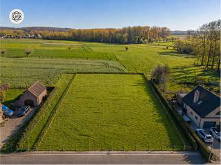 Charmant gelegen te renoveren hoeve met een uniek prachtig open zicht, op een perceel van maar liefst 3.205 m², waar rust, ruimte en...