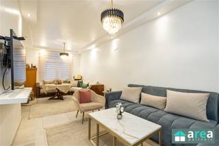 <p><span>Deze aantrekkelijke gerenoveerde woning in Sint-Niklaas biedt een perfecte combinatie van klassieke bouwstijl en hedendaags comfort. Dit huis is centraal gelegen, nabij Waasland shopping alsook andere winkels (oa. Action, Lidl en Carrefour), horecazaken, basic-fit, openbaar vervoer, ziekenhuizen en scholen. Hierdoor beschikt dit huis en haar omgeving over alles wat u nodig heeft voor een comfortabel gezinsleven. Dankzij de nabijheid van de E19 geniet u van een vlotte verbinding naar Antwerpen, Gent en omliggende gemeenten.</span></p><p><span>Grootste troeven:</span></p><p><span> </span></p><p><span>- Centraal gelegen</span></p><p><span>- Gunstige EPC-score C</span></p><p><span>- Veel lichtinval</span></p><p><span>- Geïsoleerd dak van 10 cm</span></p><p><span>- Recent gerenoveerd (2021)</span></p><p><span>Indeling:</span></p><p><span>Bij het betreden van de woning komt u in de warme inkomhal, die toegang biedt tot een nachthal met lichtkoepel. Deze ruimte vormt het centrale punt van de woning en geeft rechtstreeks toegang tot de lichtrijke woonkamer van 22 m², de volledig uitgeruste keuken en de mooie betegelde badkamer. De keuken is eveneens voorzien van een lichtkoepel en beschikt over een gasvuur met dampkap, combi-oven, vaatwasser en een dubbele spoelbak.</span></p><p><span>Aansluitend aan de keuken bevindt zich de open veranda met schuifraam, die zorgt voor een aangename extra lichtinval en een vlotte verbinding met het ruime terras en de tuin van maar liefst 80 m². Rechts van de veranda vindt u de wasplaats met aansluitingen voor wasmachine en de gasketel. Daarnaast is er nog een extra berging van 6 m², ideaal voor bijkomende opslag.</span></p><p><span>Via de traphal bereikt u de eerste verdieping. Hier bevindt zich de tweede betegelde badkamer van 4,5 m² uitgerust met een douche, toilet en wastafel. Op deze verdieping zijn er tevens drie slaapkamers van respectievelijk 11 m², 11 m² en 6 m². De twee slaapkamers aan de achterzijde van de woning zijn voorzien van handmatige rolluiken, terwijl de overige slaapkamer uitgerust is met een zonwerend rolgordijn.</span></p><p><span>De zolderverdieping van in totaal 32 m² is praktisch ingedeeld en omvat een slaapkamer van 16 m² met een aangrenzende dressing van 5 m². Daarnaast is er de derde, volledig betegelde badkamer van 6 m² met douche, toilet, wastafel en een Velux-dakraam. Tot slot is er nog een aparte ruimte van 5 m², die perfect kan dienen als extra opbergruimte.</span></p><p><span> </span></p><p><span>Voor meer informatie kan u terecht bij Area Partners: info@area.be of 03/284.60.60</span></p><p><span><br /> </span></p><p><span> </span></p><p><span> </span></p><p><span> </span></p><p><span> </span></p>