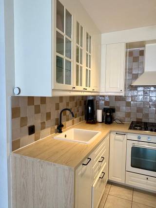 <p></p><p>In een rustige en aangename woonwijk van Deurne vind je dit verzorgd 1-slaapkamerappartement met een praktische indeling en verrassend veel opbergruimte.</p><p></p><p>De gezellige leefruimte sluit aan op een functionele keuken die voorzien is van alles wat je nodig hebt: een oven, fornuis, koelkast, vaatwasser en heel wat kastruimte. Aansluitend bevindt zich een handige berging met plaats voor zowel een wasmachine als een droogkast.</p><p></p><p>De ruime slaapkamer is uitgerust met een volledige kastenwand van muur tot muur die ter beschikking blijft van de huurder. Zo beschik je meteen over een zee van opbergruimte zonder zelf extra meubels te moeten voorzien. Vanuit de slaapkamer heb je bovendien toegang tot het aangename, zuidwestgericht terras waar je heerlijk kunt genieten van de middag- en avondzon.</p><p></p><p>De badkamer beschikt over een ligbad, ideaal voor wie af en toe graag even tot rust komt na een drukke dag.</p><p></p><p>Ook aan praktische zaken werd gedacht. Op niveau -1 bevindt zich een bijzonder ruime privatieve kelder en in de gemeenschappelijke fietsenstalling is plaats voorzien voor twee fietsen.</p><p></p><p>Een extra troef? <strong>De gemeenschappelijke kosten zijn reeds inbegrepen in de huurprijs.</strong> Geen extra maandelijkse verrassingen dus.</p><p></p><p>Ben je op zoek naar een comfortabel appartement op een rustige locatie in Deurne, met terras, veel bergruimte en alle nodige voorzieningen binnen handbereik? Dan is dit zeker een bezoek waard.</p>