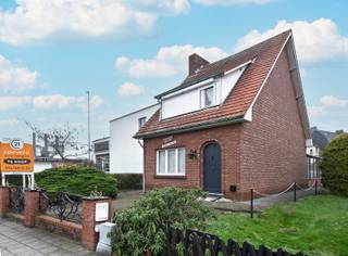 Bent u op zoek naar een woning die u volledig naar eigen smaak kan inrichten, op een uitstekende locatie? Dan is deze te renoveren woning...