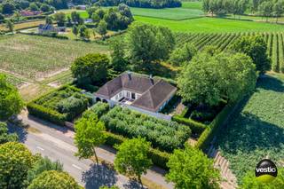 In één van de meest gegeerde residentiële buurten van Hasselt, verscholen in een oase van rust en groen, ligt dit karaktervolle landhuis op een...