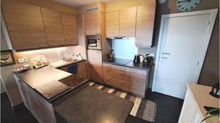 Ruim 2-slaapkamerappartement met 2 TERRASSEN op een uitstekende ligging in Brugge. Een instapklare en energiezuinige woongelegenheid met een mooie eigentijdse afwerking en met een interessante ligging in Brugge, dichtbij het centrum van Brugge en bus- en treinstation. ** + Energielabel A! ** + Asbestveilig! ** + Geen renovatieplicht! ** + Uitstekende Mobiscore van 9,1 op 10! ** + Thans verhuurd en dus ook interessant als vastgoedinvestering! ** ** Omvat een inkom, lichtrijke living met ingerichte open keuken, berging met voorziening wasmachine, 2 slaapkamers, badkamer met douche en voorziening wasmachine en 2 terrassen. ** ** Met mogelijkheid tot bijhuren autostandplaats ** #vastgoedinvestering #leukwonen #brugge ** ** Bruikbare vloeroppervlakte 88 m²