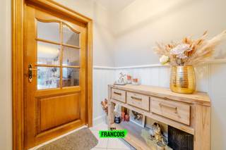 Deze charmante en instapklare woning is ideaal gelegen in een rustige en aangename woonwijk te Diksmuide, op wandelafstand van...